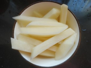 5、爆炒基围虾,土豆切条,用清水洗去淀粉