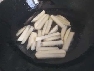 7、爆炒基围虾,锅中放入适量植物油,放入土豆条