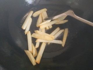 8、爆炒基围虾,炸至焦黄