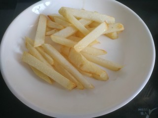 9、爆炒基围虾,盛出待用