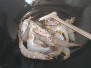 10、爆炒基围虾,放入大虾翻炒