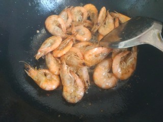 11、爆炒基围虾,炸至外皮酥脆,盛出待用