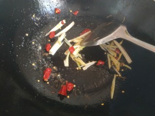 12、爆炒基围虾,放入葱姜干红辣椒爆香