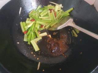 14、爆炒基围虾,放入半勺麻辣香锅调料