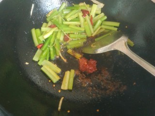 15、爆炒基围虾,放入半勺郫县豆瓣酱