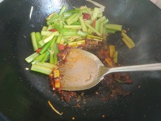 16、爆炒基围虾,放入一勺料酒