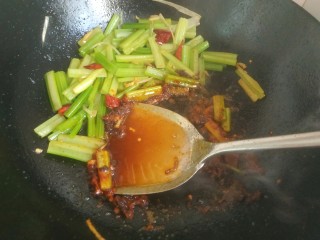 17、爆炒基围虾,放入一勺生抽