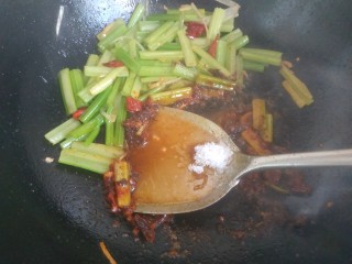 18、爆炒基围虾,放入少量糖