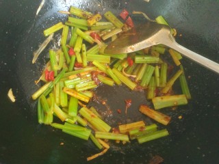 19、爆炒基围虾,翻炒均匀