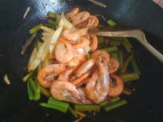 20、爆炒基围虾,放入土豆条和基围虾