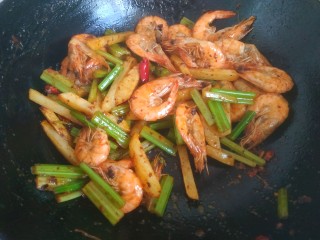 21、爆炒基围虾,大火翻炒均匀关火出锅