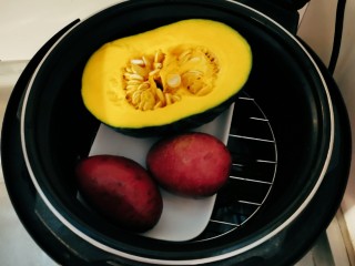 2、南瓜紫薯包,南瓜很大 取出需要用量 和紫薯放入压力锅内胆,隔水蒸熟。