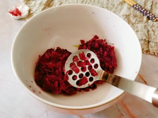 3、南瓜紫薯包,紫薯蒸熟后去皮碾压成泥。