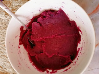 4、南瓜紫薯包,拌入白沙糖 当做馅料备用。