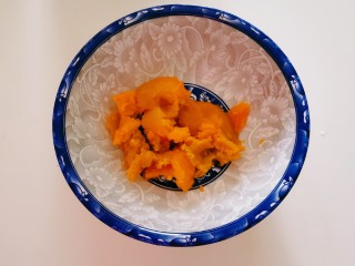 5、南瓜紫薯包,南瓜蒸熟后取出果肉 碾压成泥晾至35度左右。