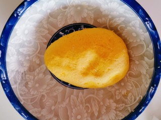 7、南瓜紫薯包,和成软硬适中的面团,静置发酵。