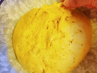 8、南瓜紫薯包,面粉发酵好了,有了很多的蜂窝。