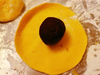 11、南瓜紫薯包,包上紫薯馅。