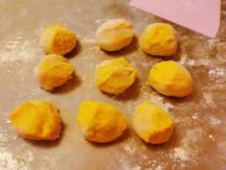 9、南瓜紫薯包,将面团移至面板,轻柔排气,分成小剂子。