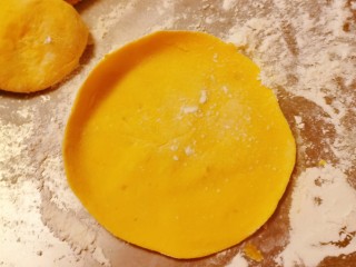 10、南瓜紫薯包,取一份擀成圆片。