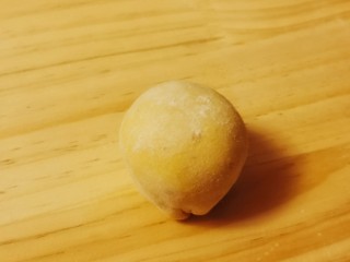 13、南瓜紫薯包,收口朝下滚圆即可