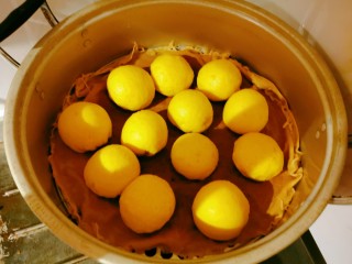 15、南瓜紫薯包,二次发酵后,凉水上锅,蒸制18分钟,焖2分钟。