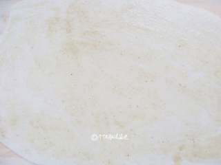 5、香葱味手撕饼,把葱油酱浇在上面，用刮刀刮开，确保每一处都有葱油这样才香