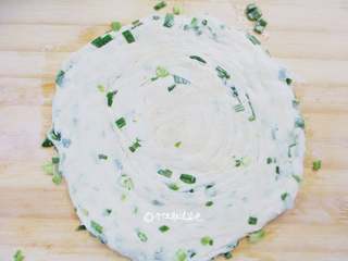 9、香葱味手撕饼,把葱油面团擀成20cm的面饼