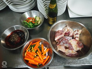 1、BBQ烤牛肋排,把主配料准备好