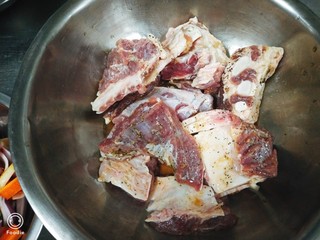 2、BBQ烤牛肋排,把牛肋排腌制加盐味精鸡精黑胡椒白兰地适量