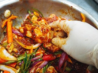 3、BBQ烤牛肋排,加入配件，日本清酒柠檬汁蜂蜜迷迭香牛排酱戴上手套抓散使其更加入味。