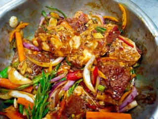 4、BBQ烤牛肋排,保鲜膜封号放置30分钟。