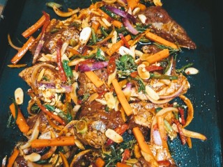 5、BBQ烤牛肋排,烤盘刷黄油把腌制好的牛排分散放置烤盘再将配料均匀的撒在上面