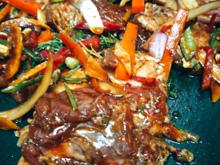 6、BBQ烤牛肋排,在吧多余的酱汁涂一遍撒点柠檬汁