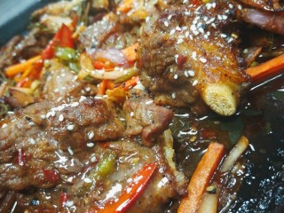 8、BBQ烤牛肋排,烤制一半将牛排换位防止粘底再次刷酱放入烤盘烤。整个烤制时间在20分钟左右具体的也要看牛排大小和牛肉质量不同部位的烤制时间不同。