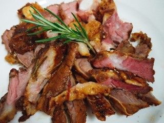 9、BBQ烤牛肋排,烤完将配件挑出来（如果在家中制作有的配料可以食用）改刀装盘