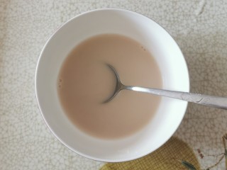 5、红豆汤圆,藕粉加入清水拌匀备用