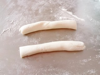 8、红豆汤圆,搓成条状  
