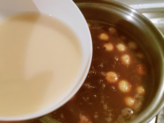 17、红豆汤圆,倒入水藕粉 边倒边搅拌  
