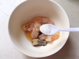 3、小龙虾奶酪快手酥饼,加盐、料酒,腌制一会。