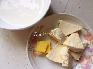 4、小龙虾奶酪快手酥饼,准备好奶油奶酪、黄油,淡奶油。