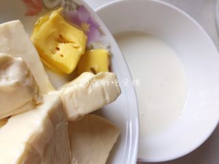 5、小龙虾奶酪快手酥饼,等黄油和奶油奶酪软化后,倒入淡奶油中搅拌均匀。