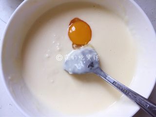 6、小龙虾奶酪快手酥饼,加入一个蛋黄,搅拌均匀。
