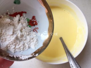 7、小龙虾奶酪快手酥饼,再倒入低粉,搅匀。