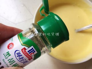 8、小龙虾奶酪快手酥饼,撒上一些黑胡椒粉。