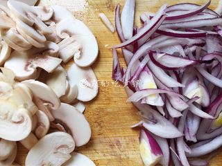 10、小龙虾奶酪快手酥饼,洋葱和蘑菇分别切丝切片。