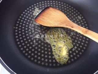 11、小龙虾奶酪快手酥饼,锅里放入另外的10克黄油。