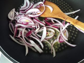 12、小龙虾奶酪快手酥饼,先倒入洋葱,煸炒,约半分钟。