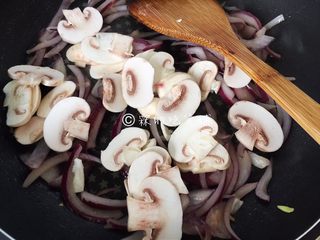 13、小龙虾奶酪快手酥饼,再倒入蘑菇片,翻炒。