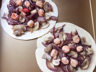 15、小龙虾奶酪快手酥饼,飞饼皮放烤盘上,把炒好的馅料铺上去。